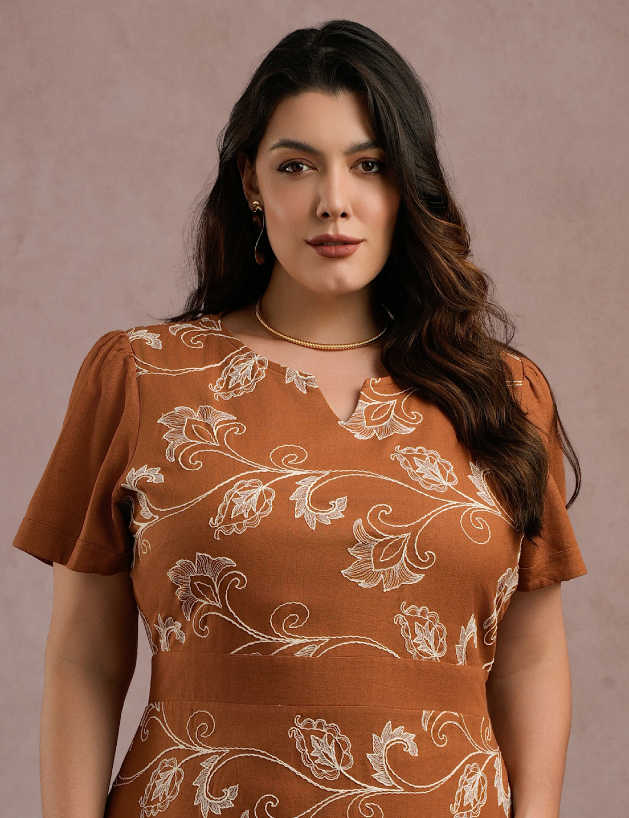 Vestido Midi Linho Com Bordado Marrom 