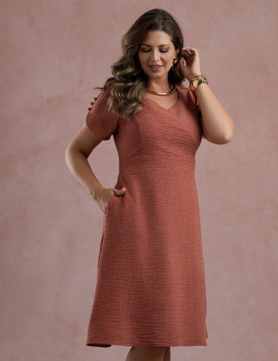 Vestido Midi Decote Princesa Com Botão Marrom 
