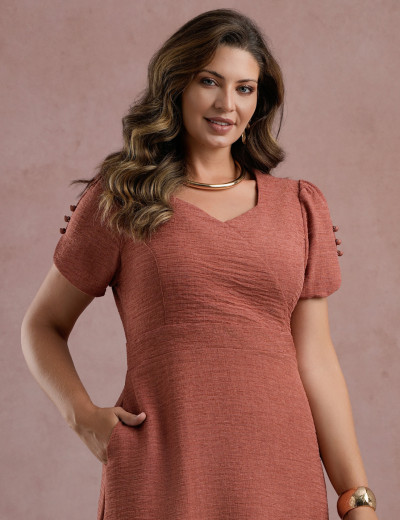 Vestido Midi Decote Princesa Com Botão Marrom 