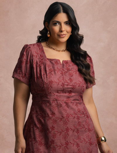 Vestido Midi Com bordado Vinho