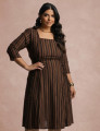 Vestido Midi Estampado Listrado Marrom