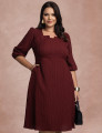 Vestido Midi Plissado Com Bolso Vinho